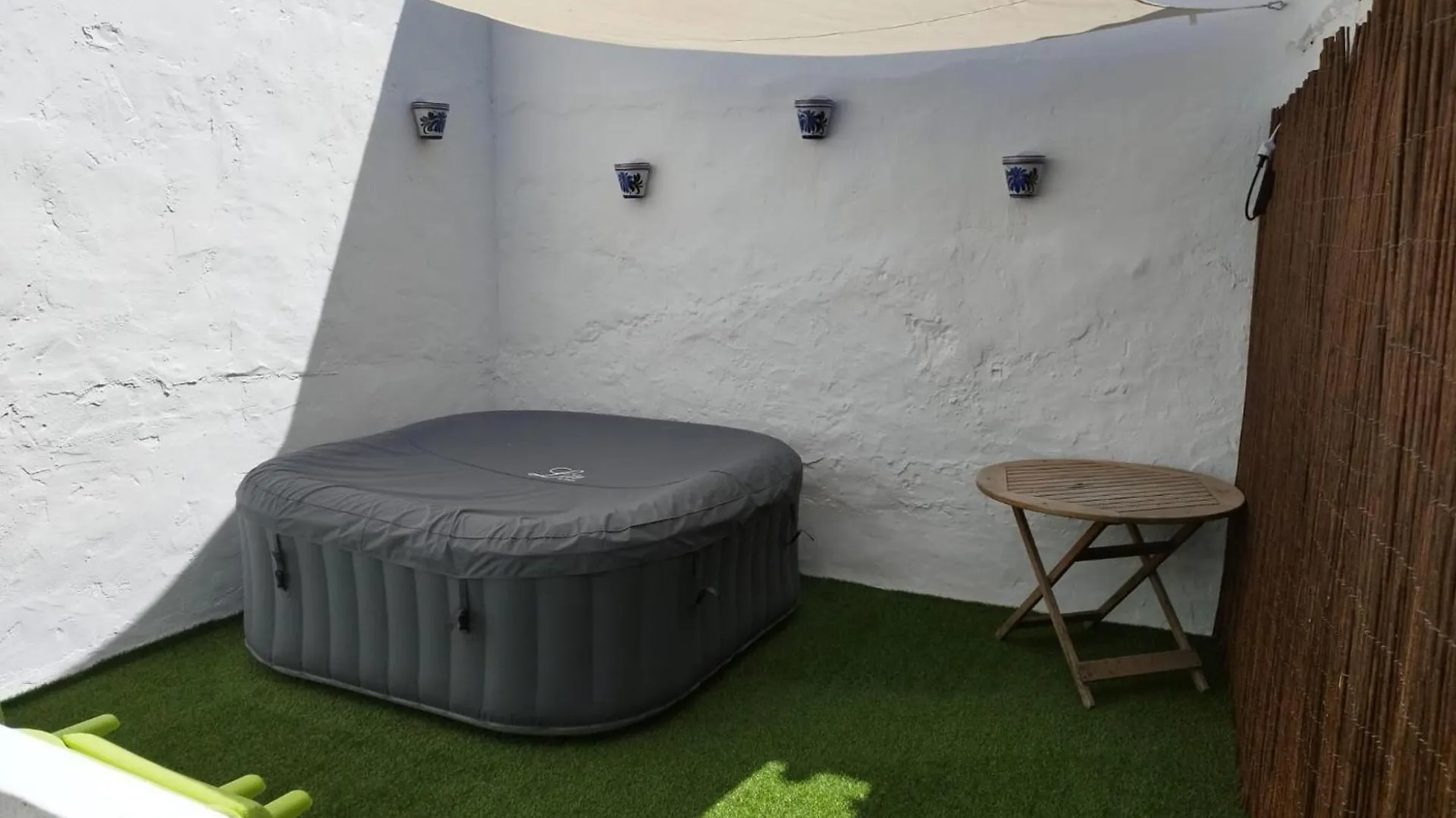 Apartment With Balcony And A Jacuzzi, Cleaning Included Almuñécar